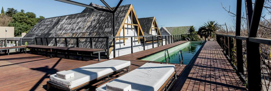 Piscina y deck en la terraza, con vista al Cerro Uritorco.