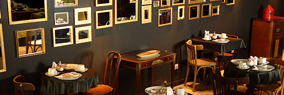 Decoración de múltiples espejos en el salón principal y desayunador.